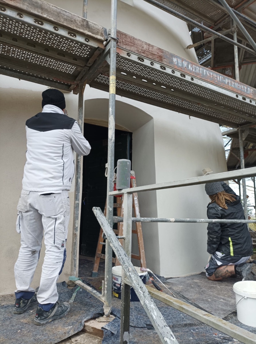 Malerarbeiten an der Fassade der Windmühle Tündern