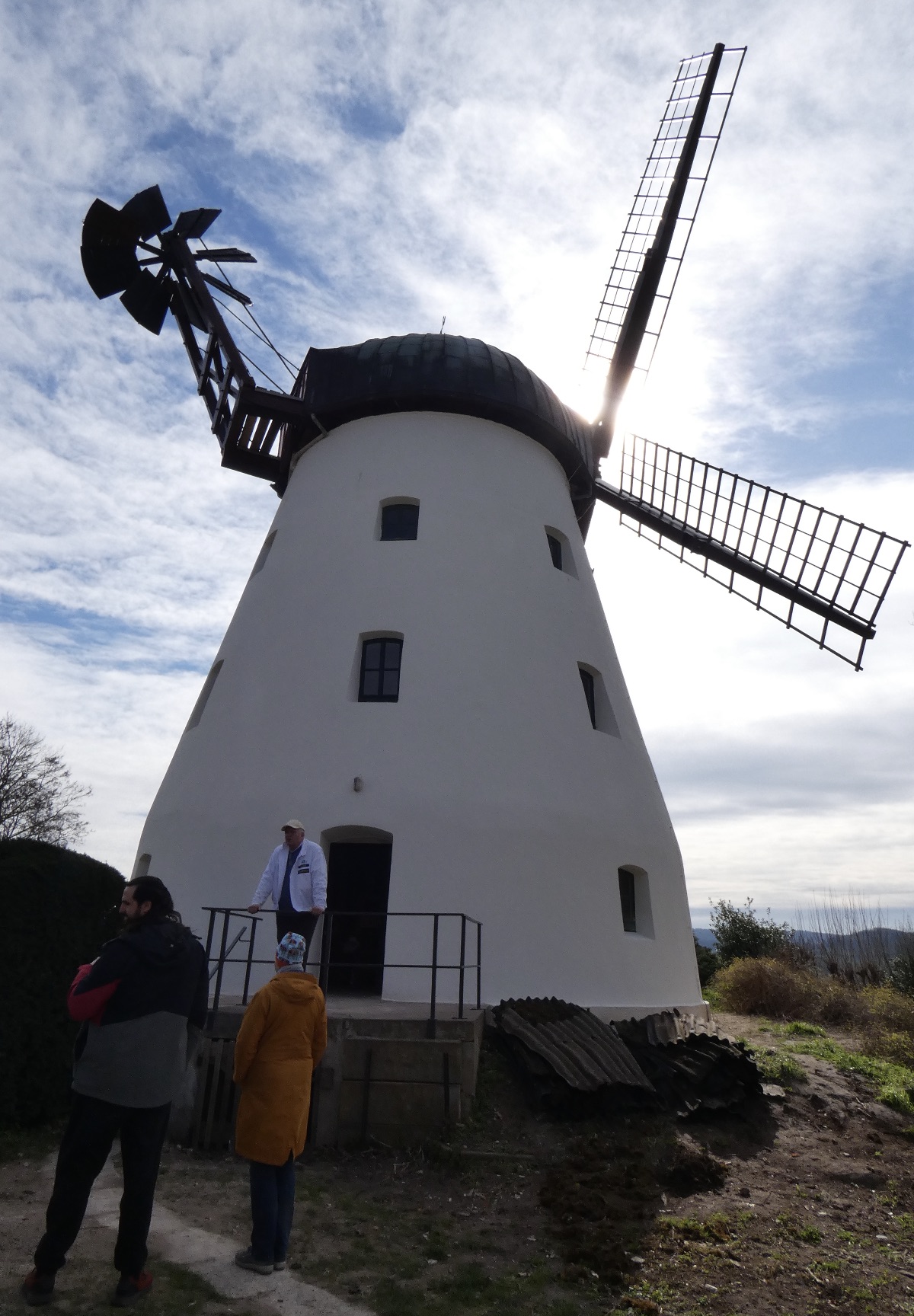 Visitantes en la entrada del molino durante la visita de Pascua