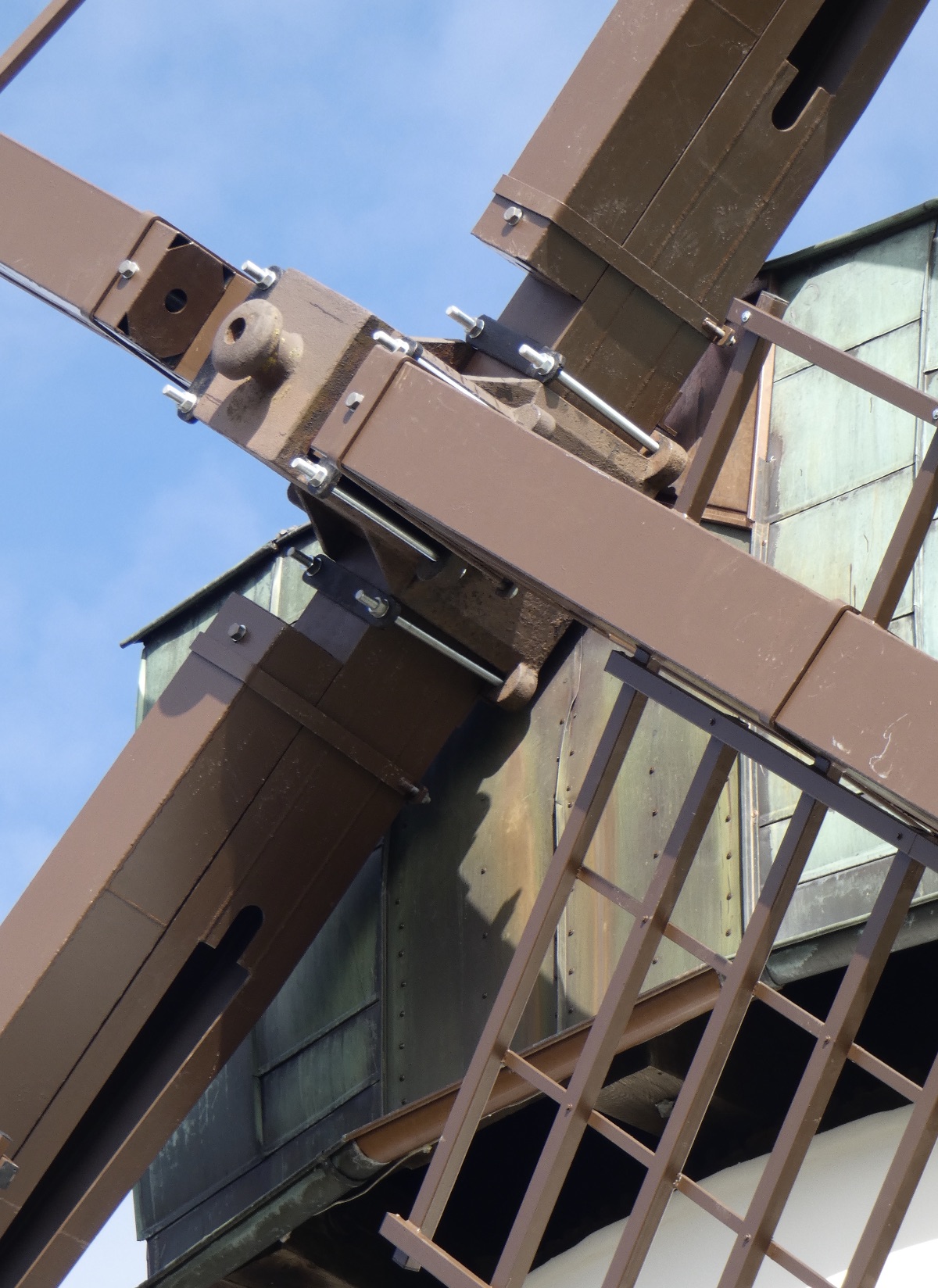 Detalle de la construcción de las aspas con uniones metálicas