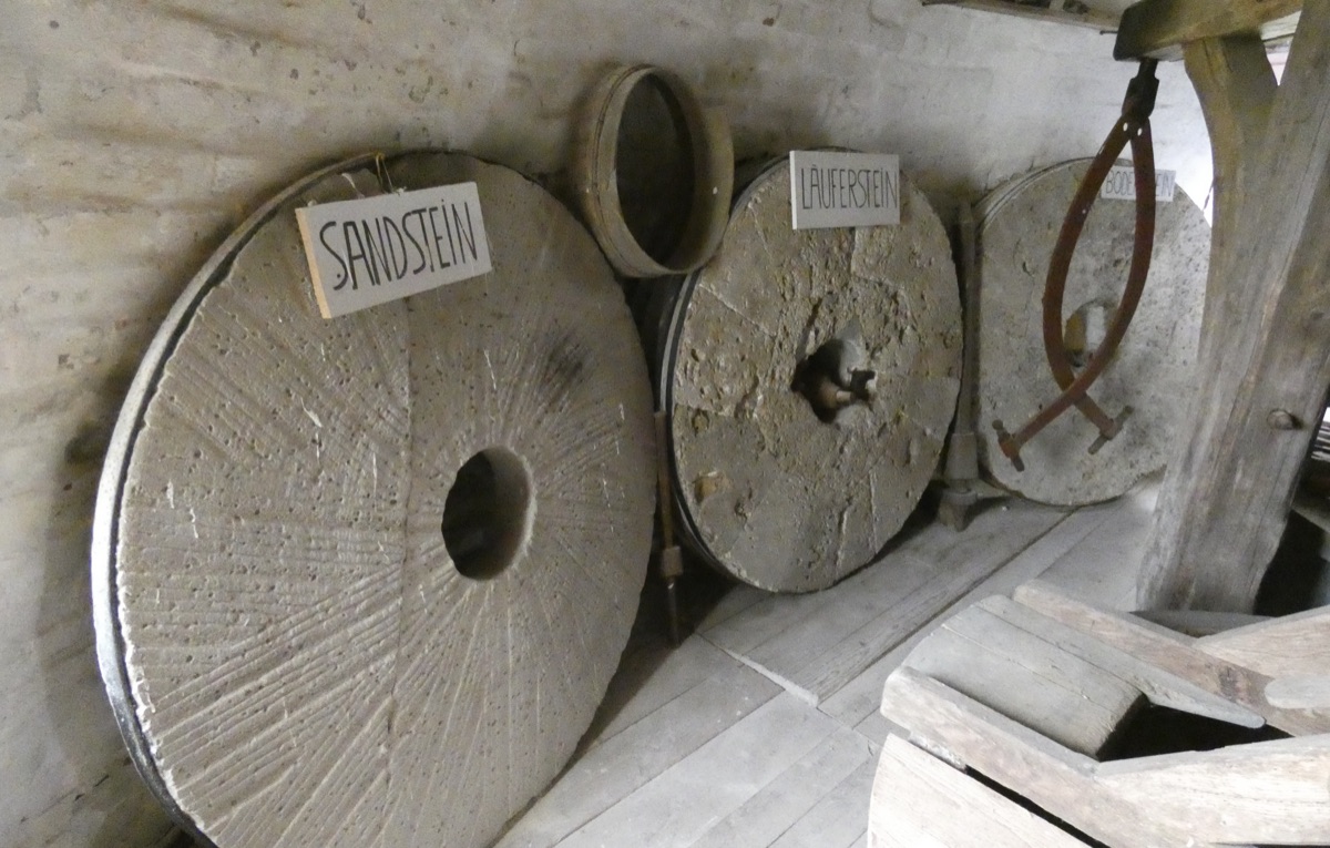 Piedras de moler históricas de arenisca y piedra volandera