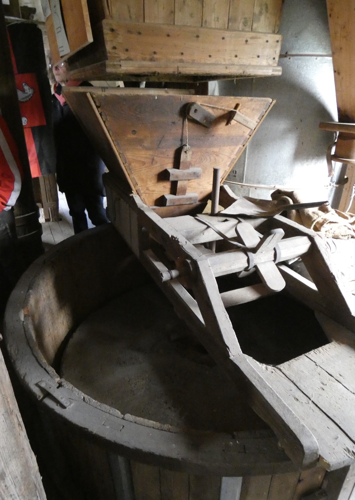 La tolva de madera donde se vertía el grano