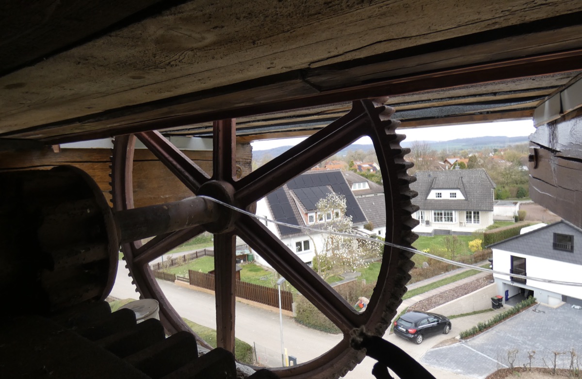 Rueda dentada enmarcando la vista de Tündern por la ventana