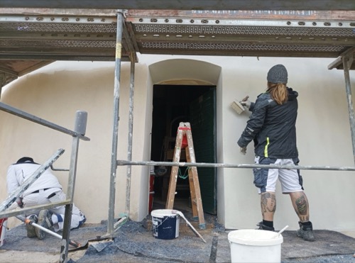 Los pintores trabajan con dedicación