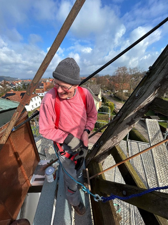 Gesicherte Arbeit an der Windrose auf der Mühlenkappe
