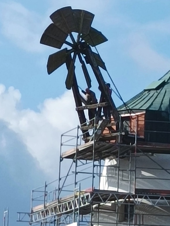 Die Windrose der Windmühle Tündern wird montiert