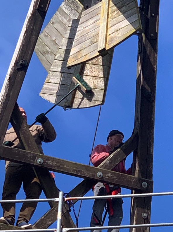 Montage eines Flügelblatts an der Windrose