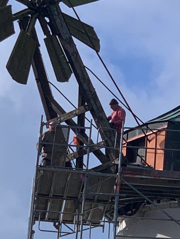 Arbeiten an der Windrose auf dem Gerüst der Mühle